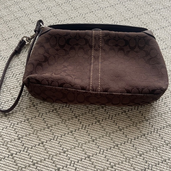 Handbags - Coach Wristlet 🤎 Brown